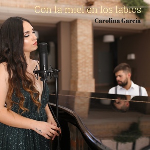 Обложка для Carolina García - Con la miel en los labios
